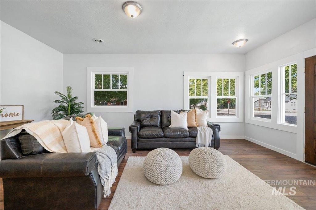 Photo of 1704 Blaine St, Caldwell, ID 83605 (MLS # 98972122)