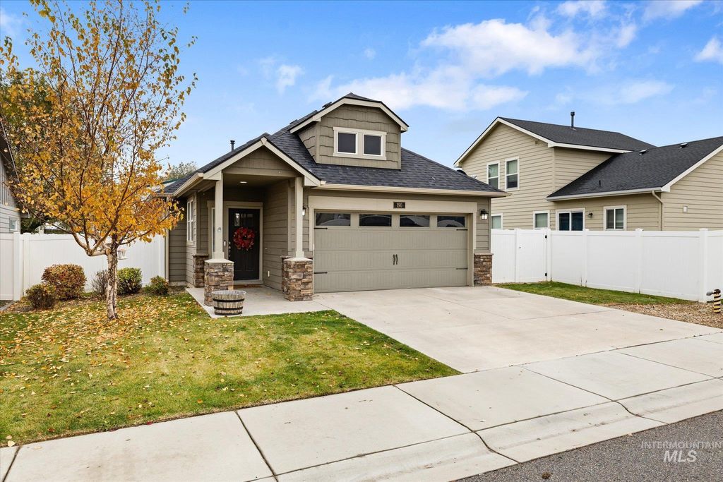 Photo of 190 S Johns Bay Ave, Kuna, ID 83634 (MLS # 98966831)