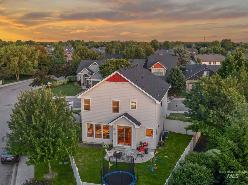 Photo of 1328 W Cobblefield St, Meridian, ID 83646 (MLS # 98969020)