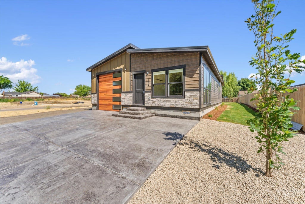Photo of 398 W London St, Middleton, ID 83644 (MLS # 98991392)