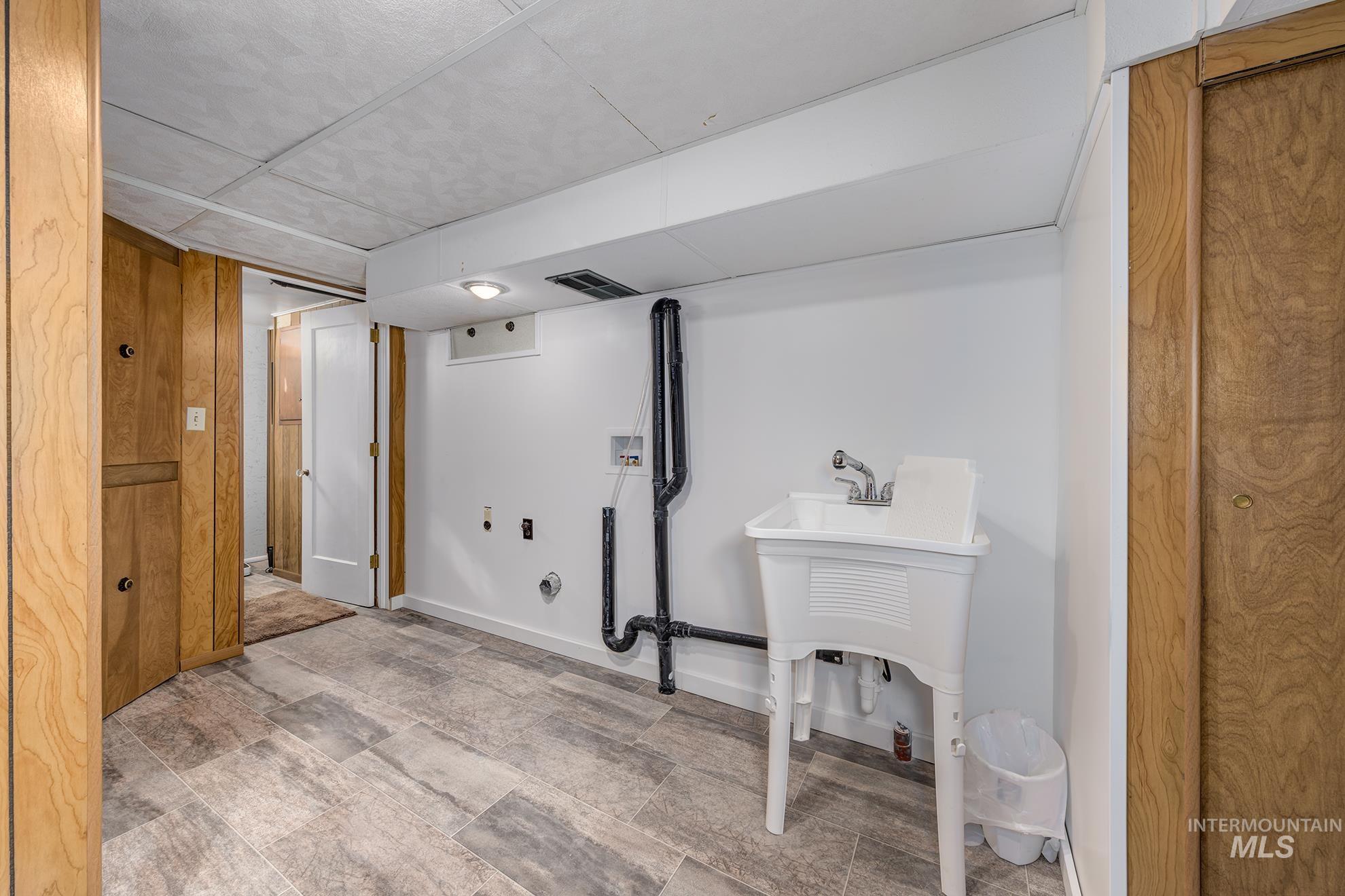 Laundry room featuring hookup for a washing machine and baseboards