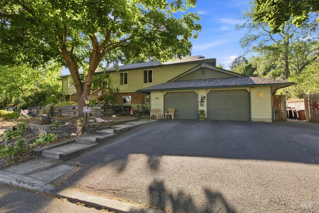 Photo of 811 N Grant St, Moscow, ID 83843 (MLS # 98999438)