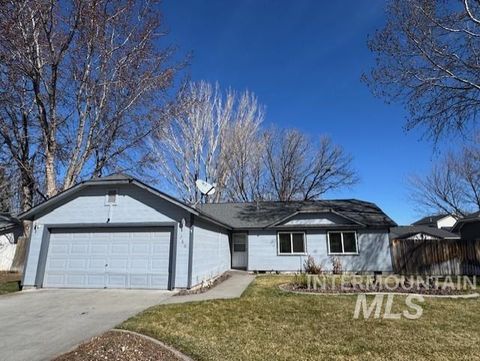 Photo of 760 Willow Dr, Mountain Home, ID 83647 (MLS # 98973894)