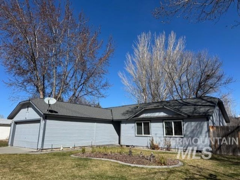 Photo of 760 Willow Dr, Mountain Home, ID 83647 (MLS # 98973894)