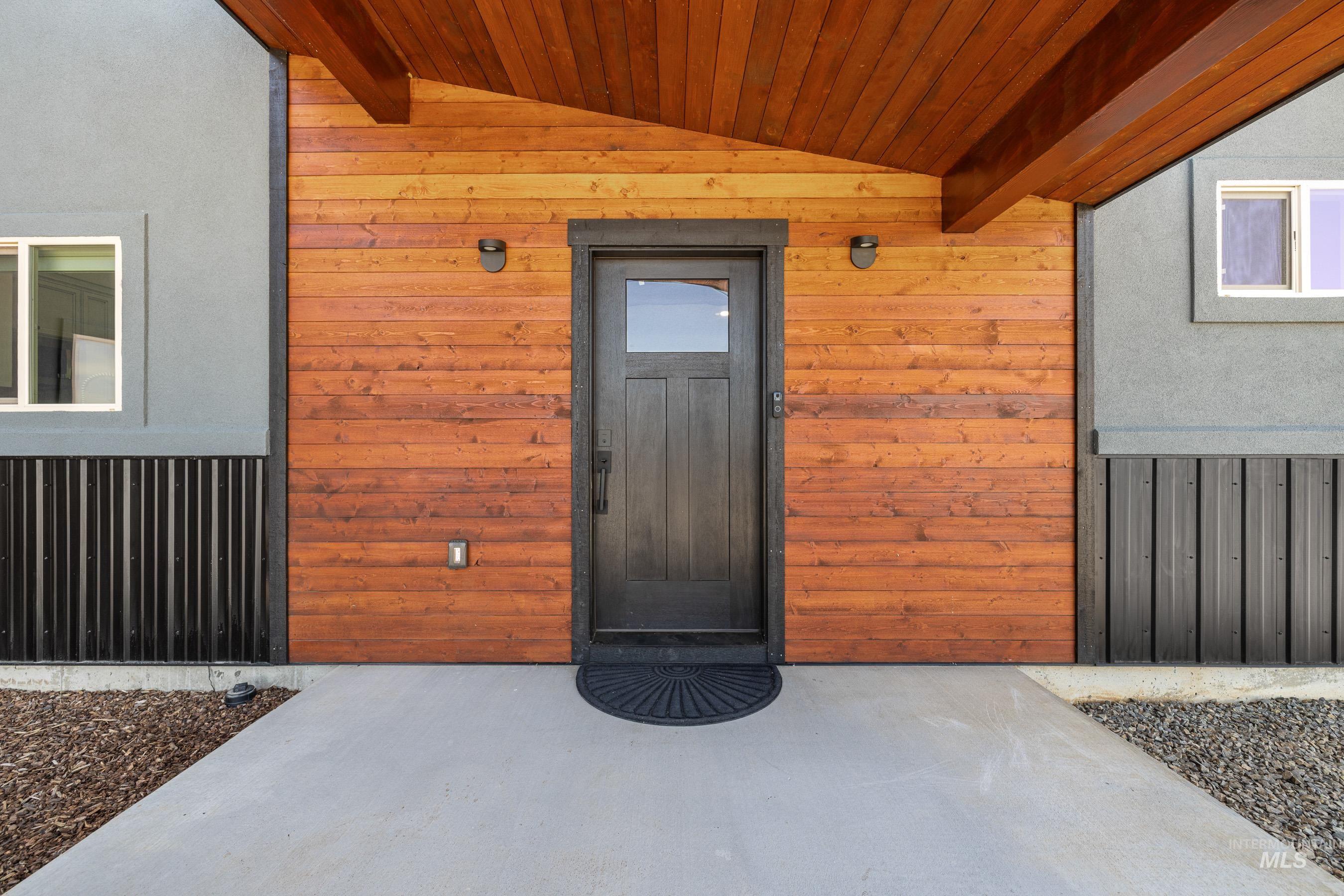 Entrance to property with elevator