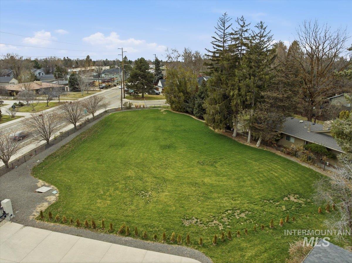 View of grassy yard with a residential view