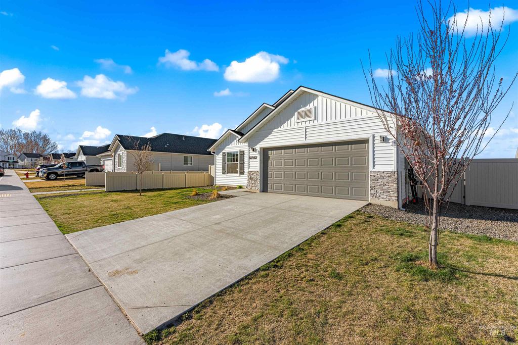 Photo of 12342 Noreen St, Caldwell, ID 83607 (MLS # 98978823)