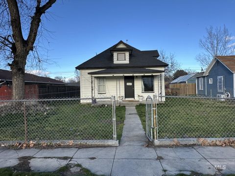 Photo of 507 Grant St, Caldwell, ID 83605 (MLS # 98973572)