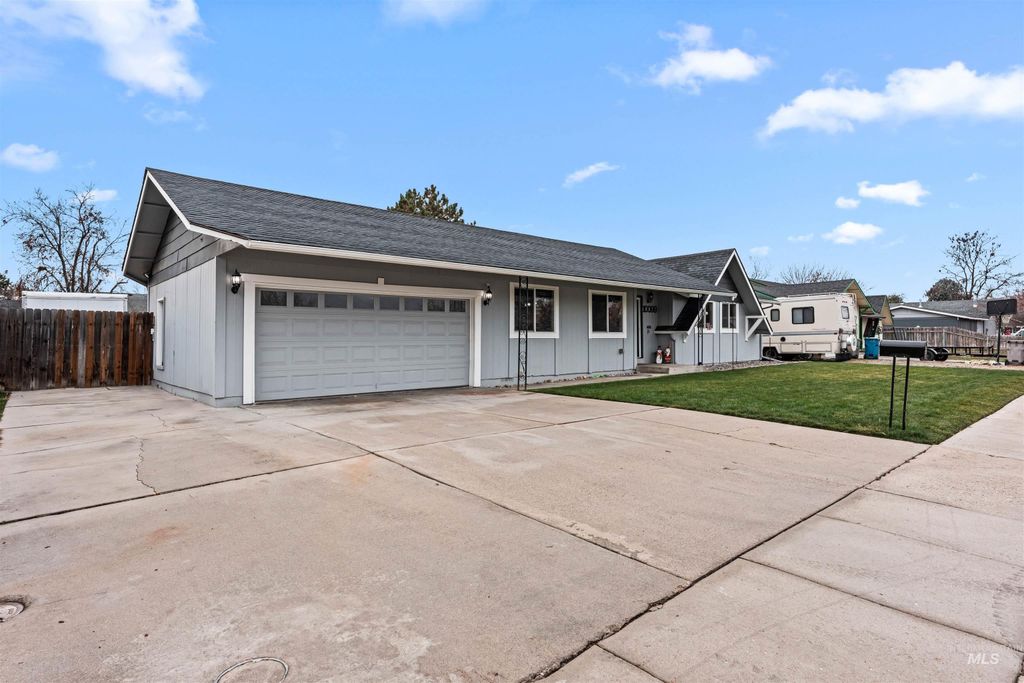 Photo of 10099 W Sagramore Ave, Boise, ID 83704 (MLS # 98969360)