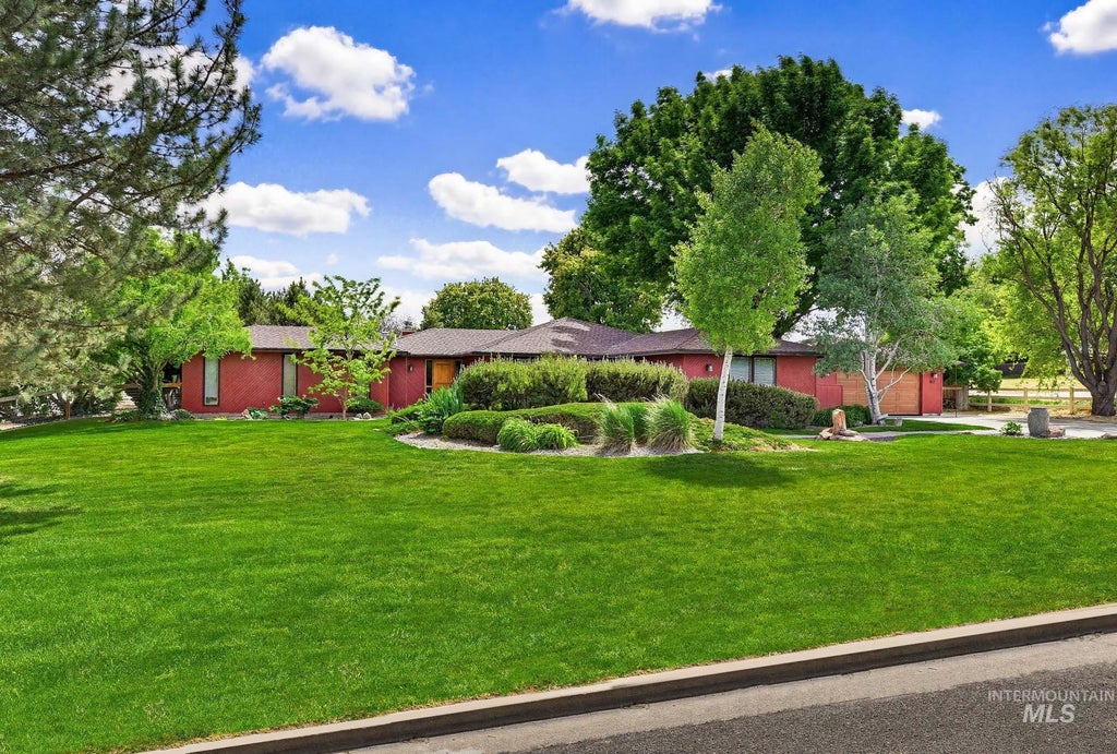 Photo of 812 E Linden St, Caldwell, ID 83605 (MLS # 98986964)