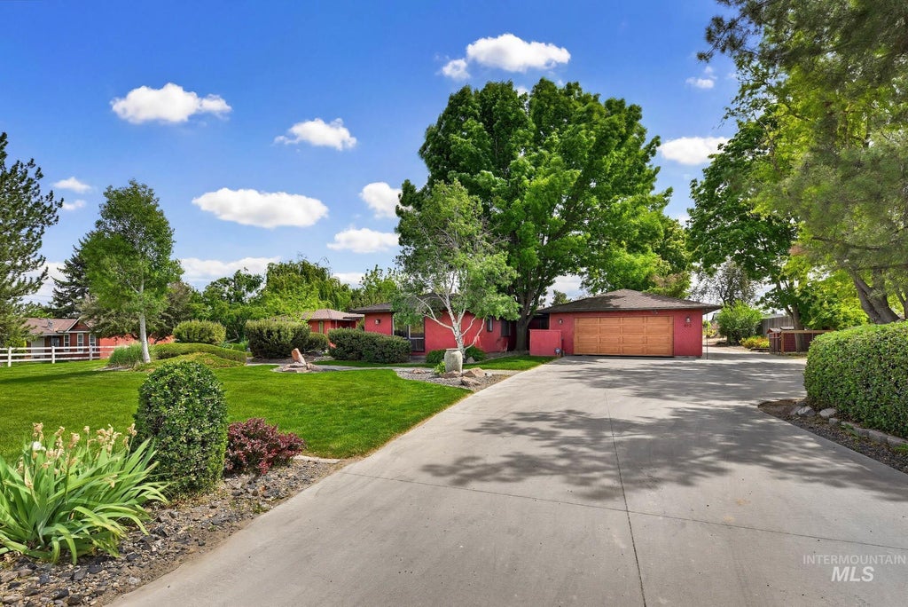 Photo of 812 E Linden St, Caldwell, ID 83605 (MLS # 98986964)