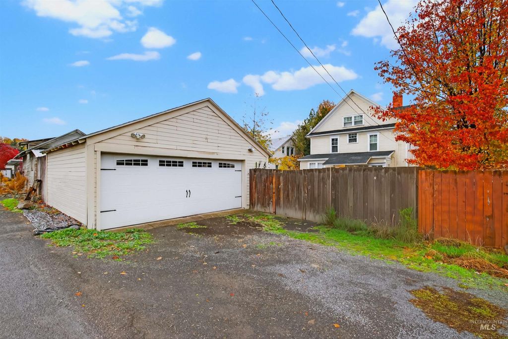 Photo of 1110 8th Avenue, Lewiston, ID 83501 (MLS # 98967923)