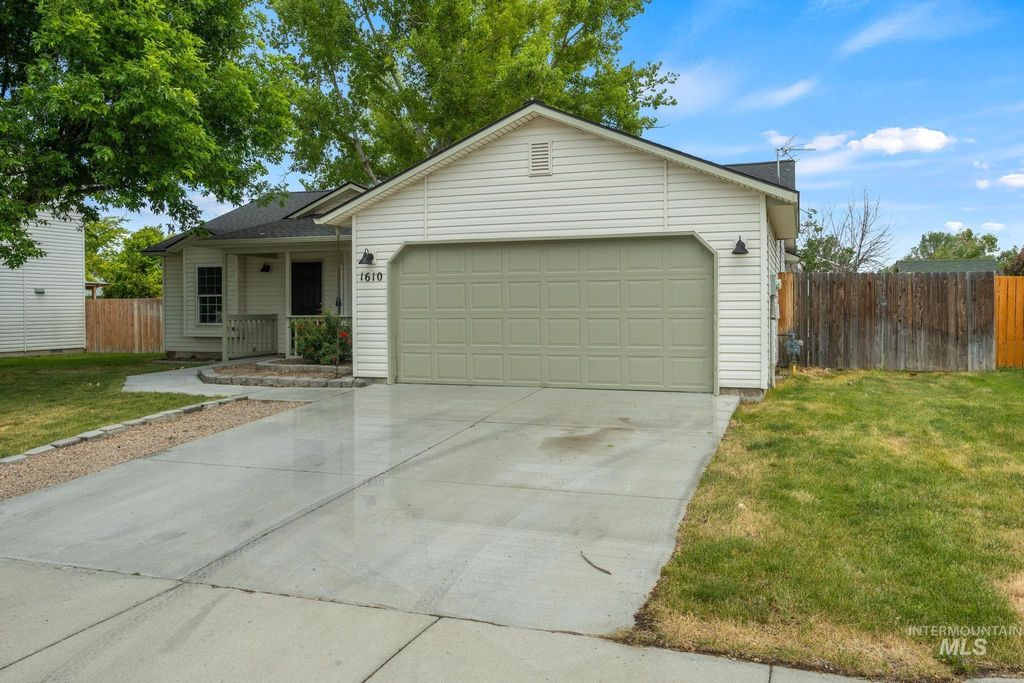 Photo of 1610 W Hawaii Ave, Nampa, ID 83686 (MLS # 98987814)