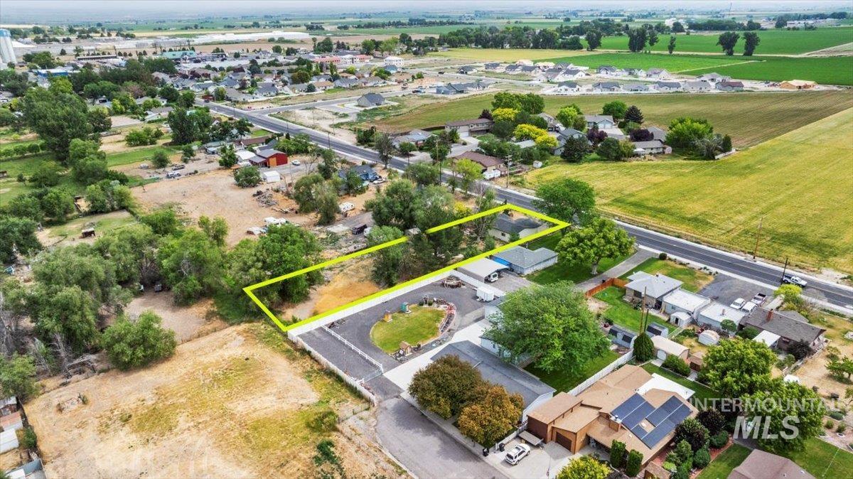 Aerial view of residential area featuring property parcel outlined