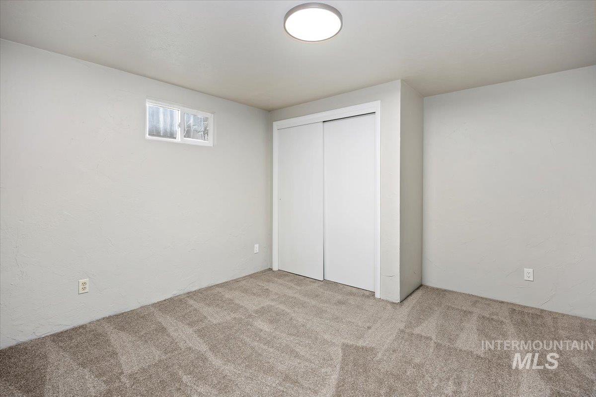Unfurnished bedroom with carpet flooring and a closet