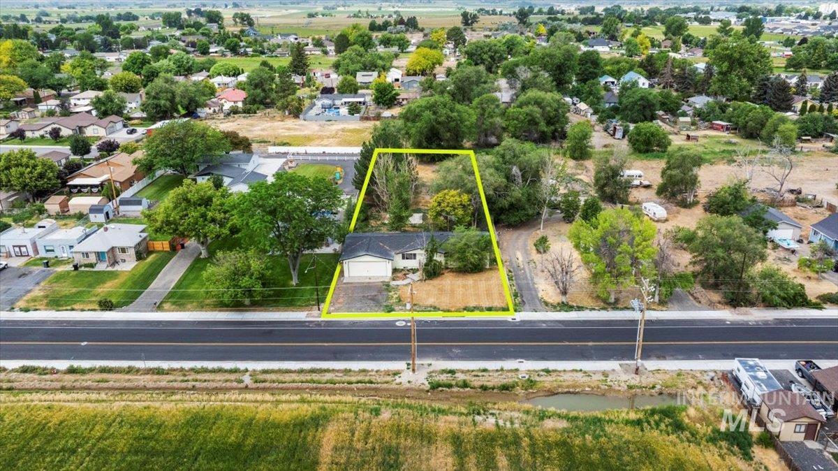Aerial view of residential area featuring property parcel outlined