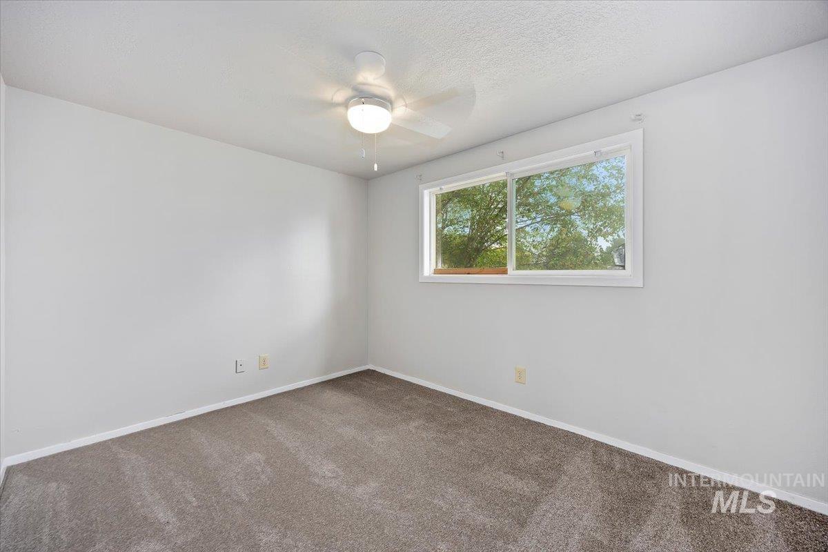 Unfurnished room with carpet and ceiling fan