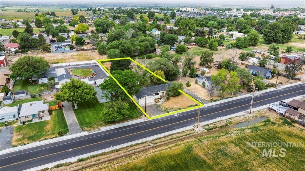 Photo of 934 Fair St, Buhl, ID 83316 (MLS # 98954232)