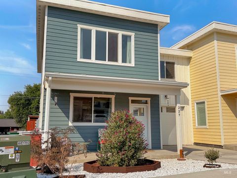 Photo of 227 Wheatland Ct, Moscow, ID 83843 (MLS # 98960463)