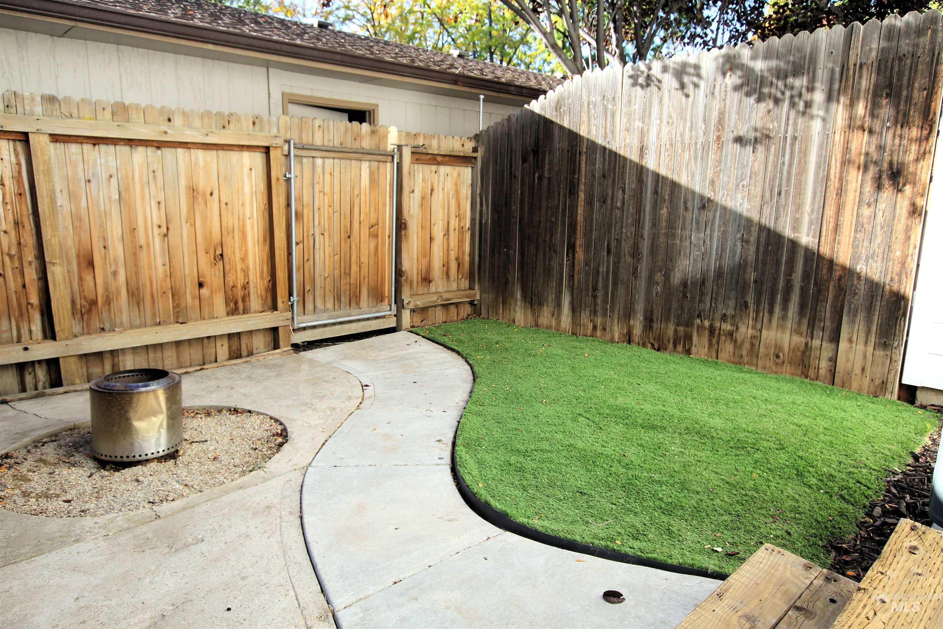 View of yard featuring a gate