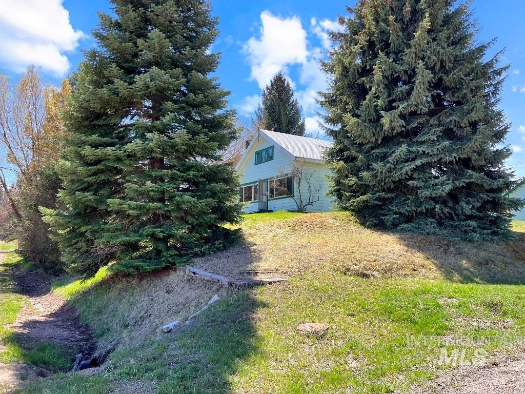 Photo of 101 S Hillcrest Rd, Cascade, ID 83611 (MLS # 98983129)