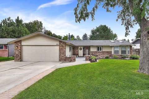 Photo of 809 Astor Ave, Nampa, ID 83651 (MLS # 98965808)