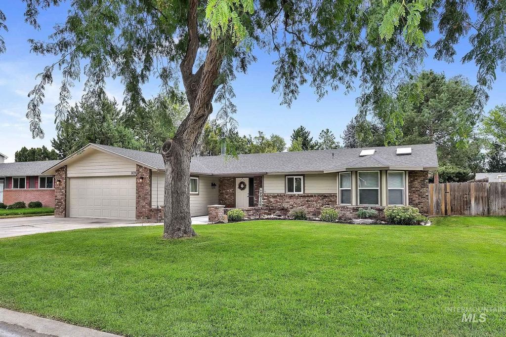 Photo of 809 Astor Ave, Nampa, ID 83651 (MLS # 98965808)