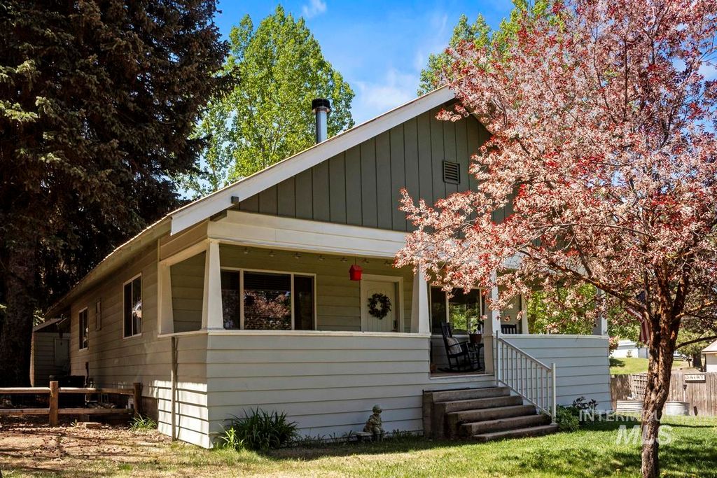 Photo of 202 S School Street, Cascade, ID 83611 (MLS # 98941880)