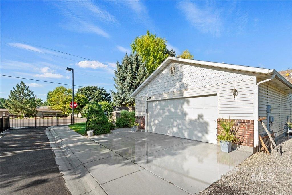 Photo of 601 N Sterling St, Nampa, ID 83651 (MLS # 98958171)