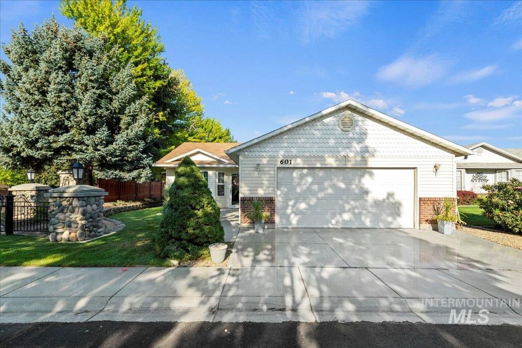 Photo of 601 N Sterling St, Nampa, ID 83651 (MLS # 98958171)