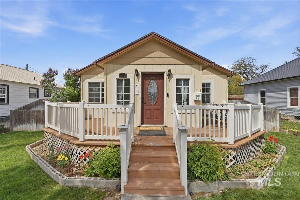 Photo of 711 7th Ave, Nampa, ID 83651 (MLS # 98981313)