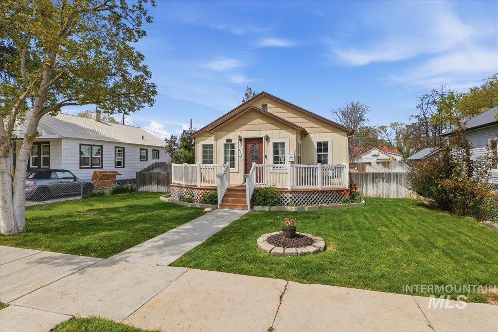 Photo of 711 7th Ave, Nampa, ID 83651 (MLS # 98981313)