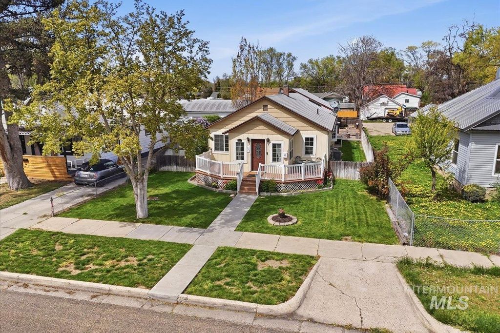 Photo of 711 7th Ave, Nampa, ID 83651 (MLS # 98981313)