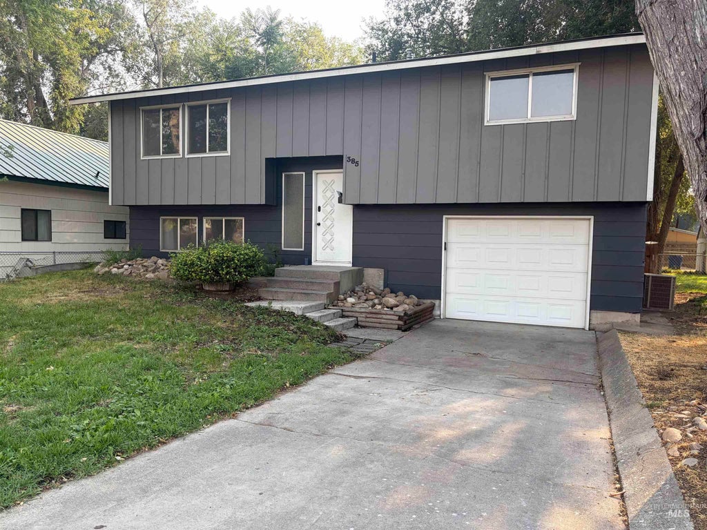 Photo of 385 S 5th East, Mountain Home, ID 83647 (MLS # 98991629)