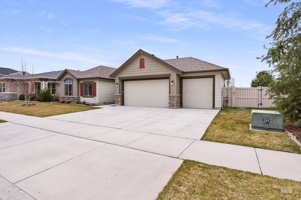 Photo of 917 Silver Springs St, Middleton, ID 83644 (MLS # 98976958)