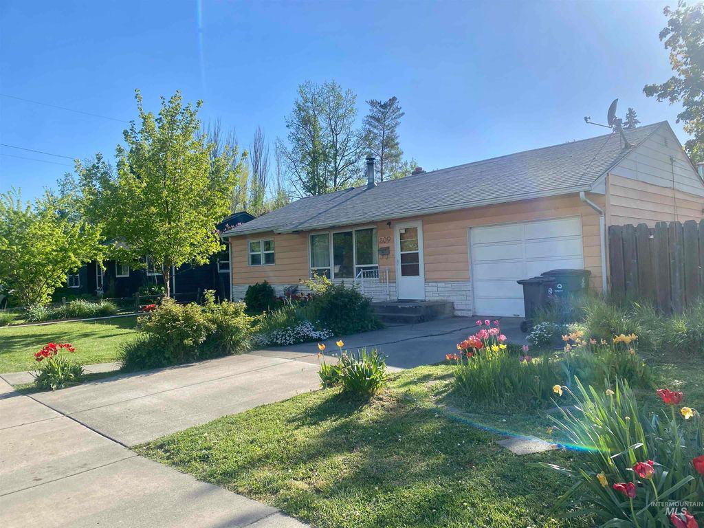 Photo of 209 N Cleveland Street, Moscow, ID 83843 (MLS # 98984959)