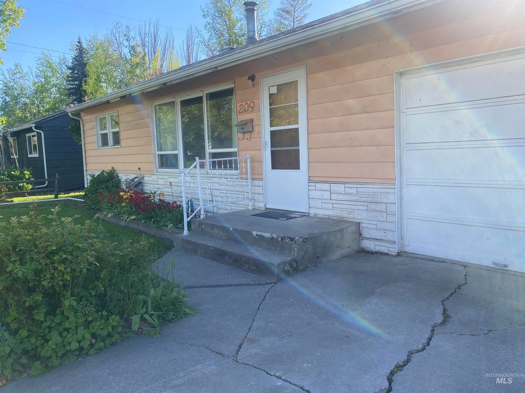 Photo of 209 N Cleveland Street, Moscow, ID 83843 (MLS # 98984959)