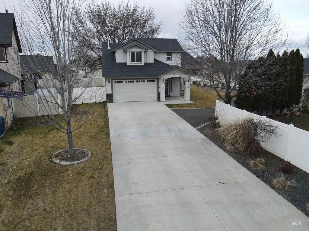 Photo of 725 Lilac St, Fruitland, ID 83619 (MLS # 98975352)