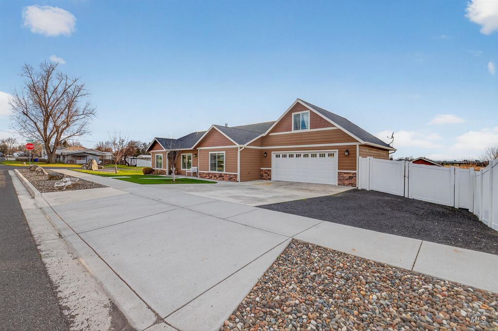 Photo of 3250 Expedition Way, Lewiston, ID 83501 (MLS # 98971627)
