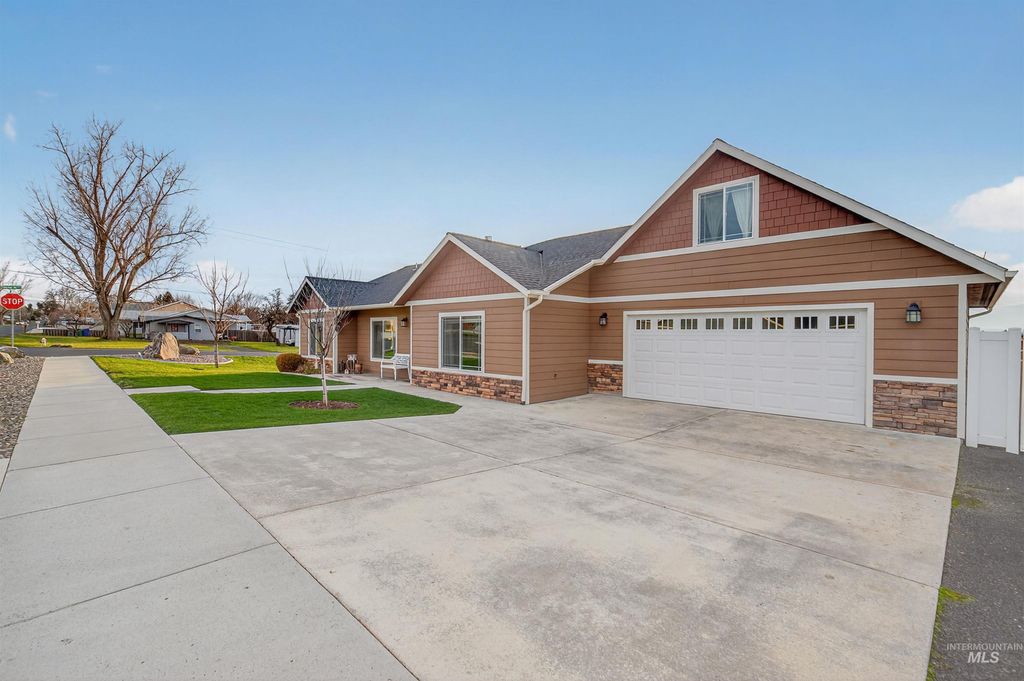 Photo of 3250 Expedition Way, Lewiston, ID 83501 (MLS # 98971627)