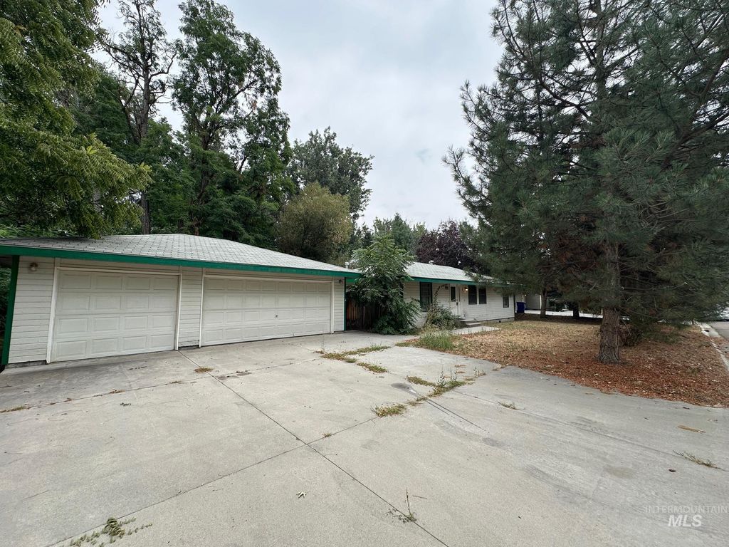 Photo of 28 S Riverview St, Eagle, ID 83616 (MLS # 98961504)