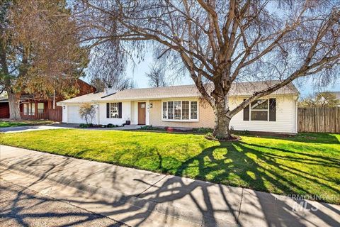 Photo of 701 W Boone Ave, Nampa, ID 83651 (MLS # 98978519)