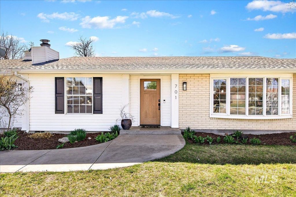 Photo of 701 W Boone Ave, Nampa, ID 83651 (MLS # 98978519)