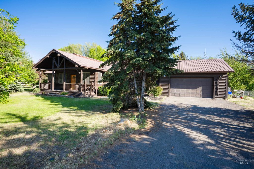 Photo of 201 N Grape St, Shoshone, ID 83352 (MLS # 98987558)