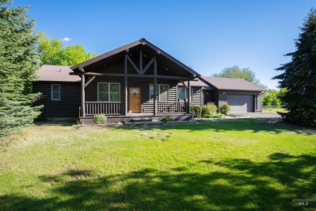 Photo of 201 N Grape St, Shoshone, ID 83352 (MLS # 98987558)