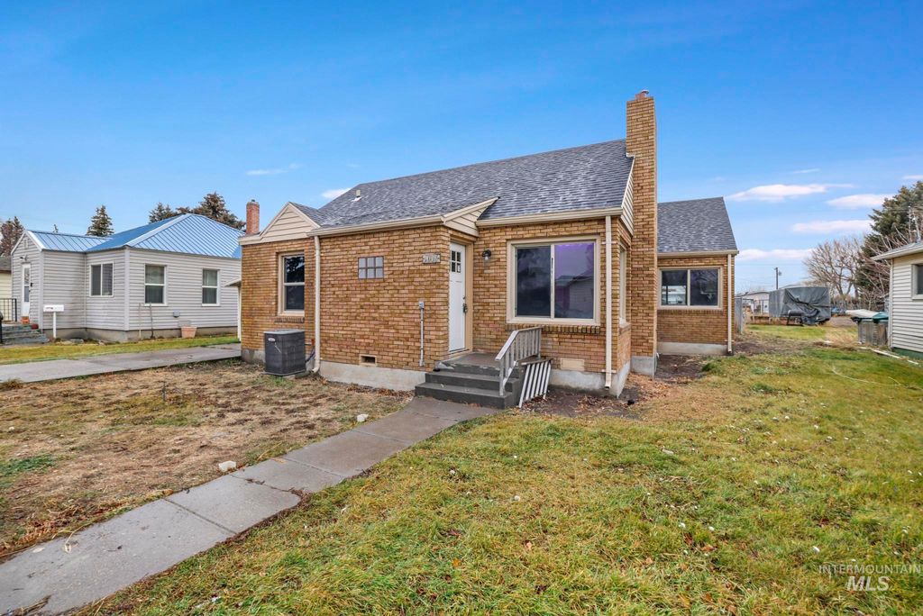 Photo of 1016 10th Street, Rupert, ID 83350 (MLS # 98970171)