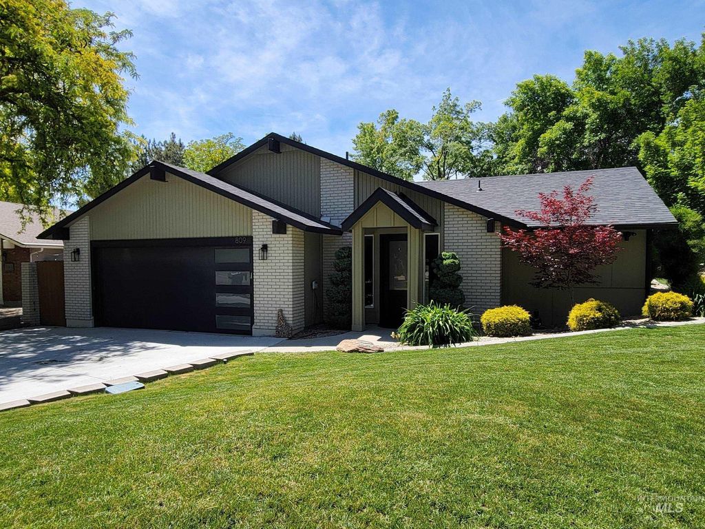 Photo of 809 E Pennsylvania Dr, Boise, ID 83706 (MLS # 98970832)