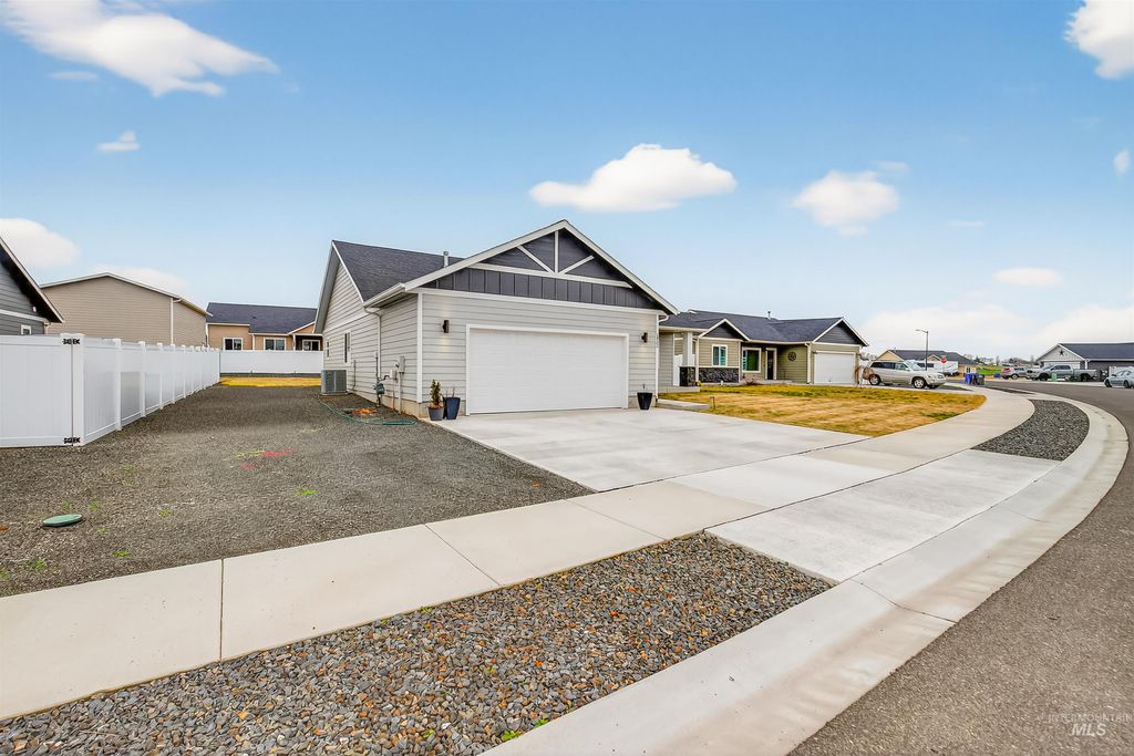 Photo of 1432 Horizon Ct, Lewiston, ID 83501 (MLS # 98972248)