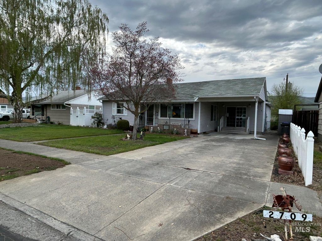 Photo of 2709 9th Street, Lewiston, ID 83501 (MLS # 98981738)
