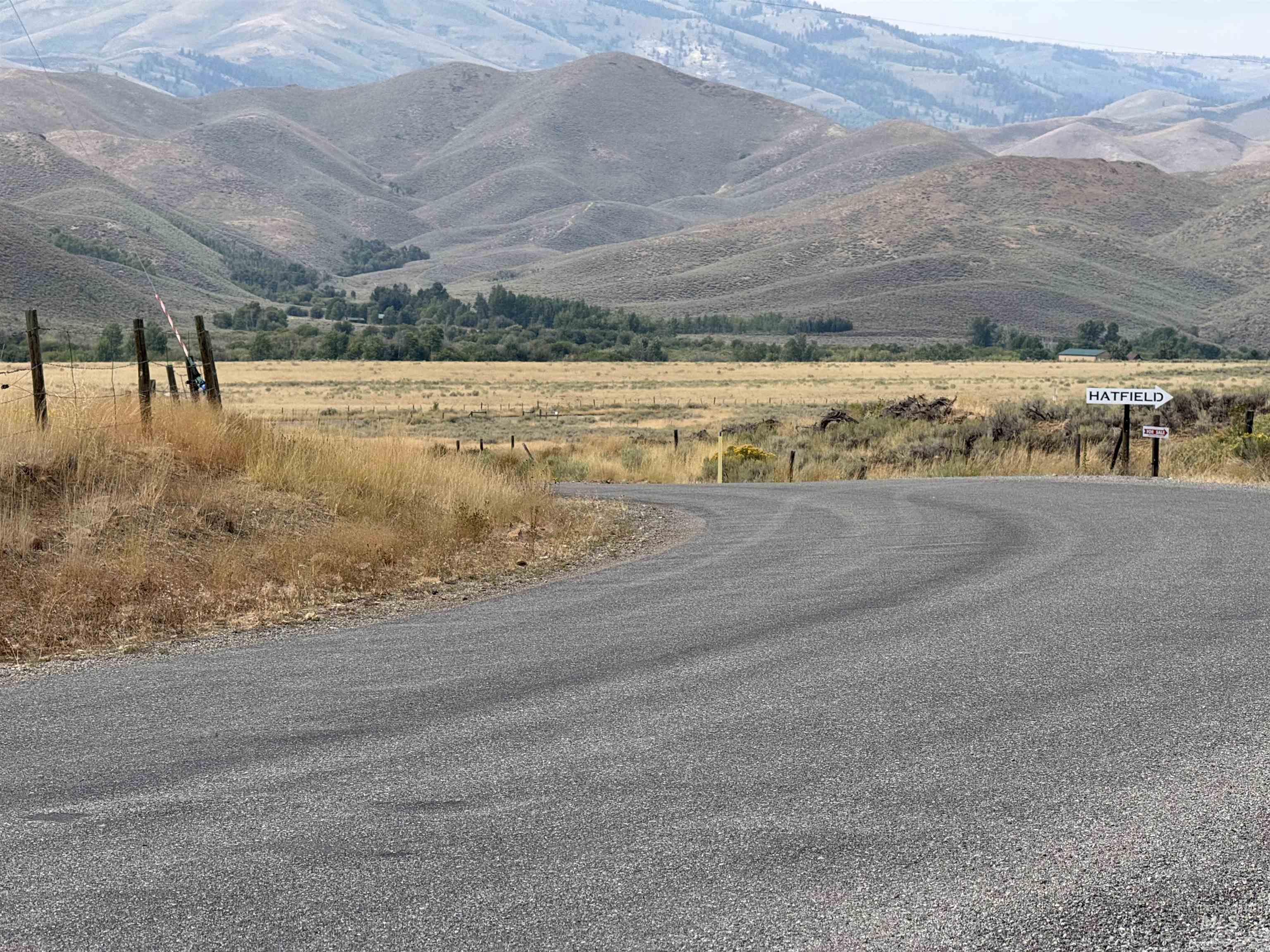 Showing the sign to turn up the driveway